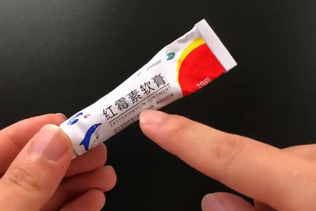 几块钱的红霉素软膏很实用,对4种疾病或有奇效,平时不妨试试