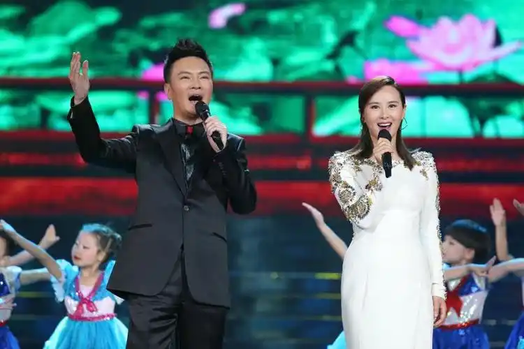 昨日(22日),空政文工团青年歌手王雅洁受邀参加央视音乐频道《唱支