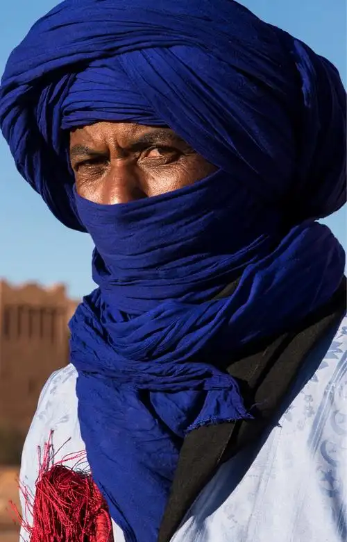 民族盛装的波波尔人是摩洛哥的土著人,其满是血丝的眼睛透着生活的