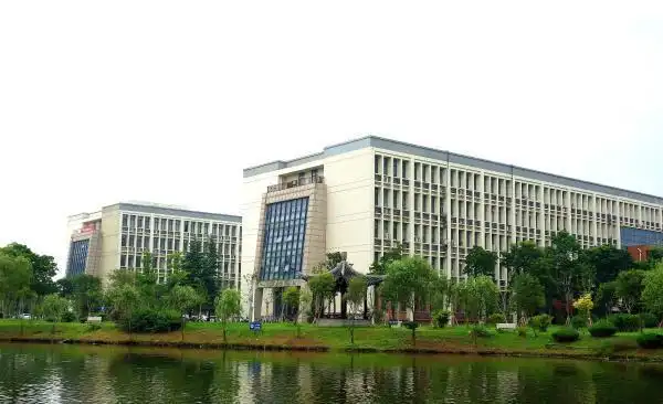 1992年,扬州师范学院(前身为1952年创建的苏北师范专科学校),江苏农