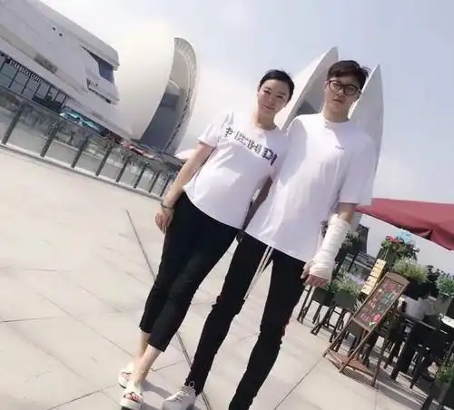 第一张合影是胡明轩很小的时候被妈妈抱在怀中的照片,第二张照片为胡