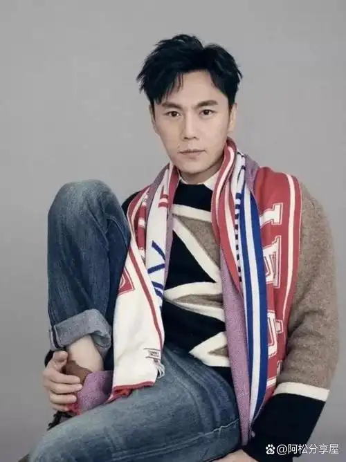 "秦昊一脸认真地说:"我哄我老婆就两个步骤,第一个步骤就是摸摸头,第