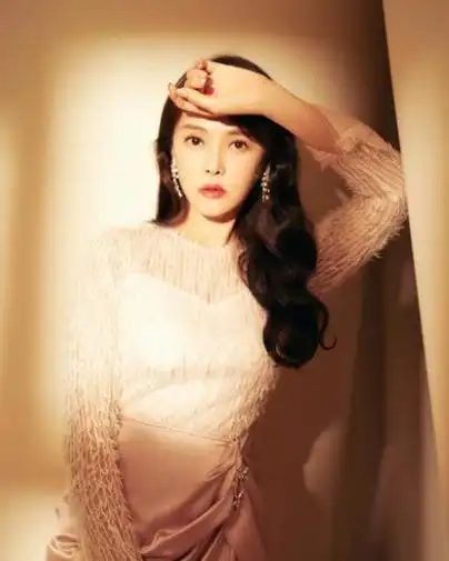 伊能静近照模样大变样,鼻孔外翻,嘴唇下垂,被质疑医美失败