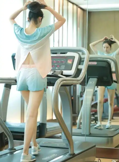 董璇晒性感健身照 马甲线条吸睛身材前凸后翘