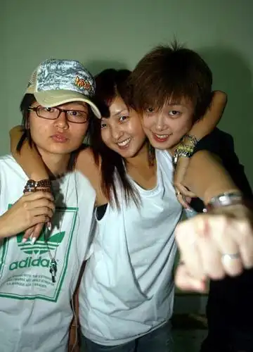 而后就是13年何洁结婚的时候,邀请李宇春,但是完全没有回复.