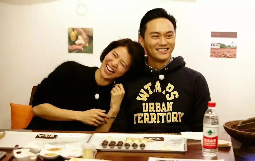 有一种牵手叫张智霖和袁咏仪,一他一她1314