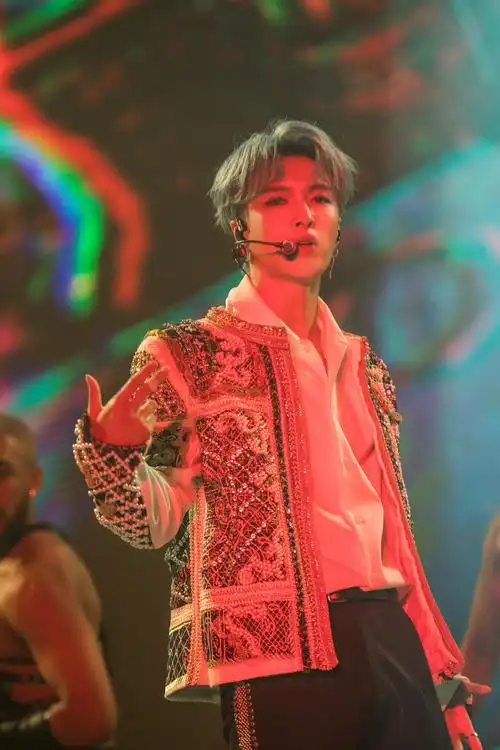 张艺兴泰国演唱会狂欢落幕现场看小抄学泰语教唱我想你了