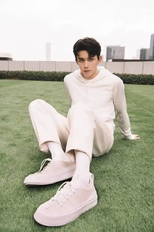 吴磊卫衣套装秋日氛围感写真释出 运动时尚似白马王子