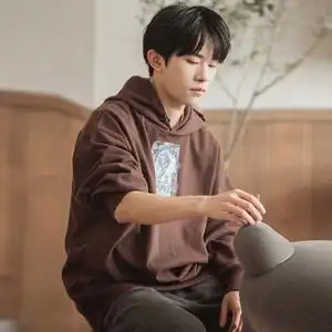 易烊千玺同款衣服棕色连帽卫衣男春季明星同款宽松上衣外套潮