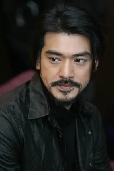 图文:《伤城》主创新浪聊天-金城武倾听问题