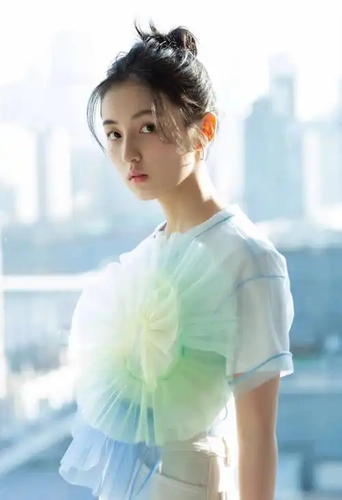 张子枫红毯造型美得清新脱俗,仅仅短t配白裤,却格外好看!