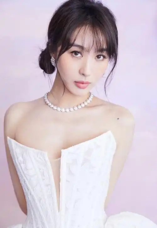 李菲儿穿抹胸裙差点挂不住纸片身材让人捏把汗网友真大胆