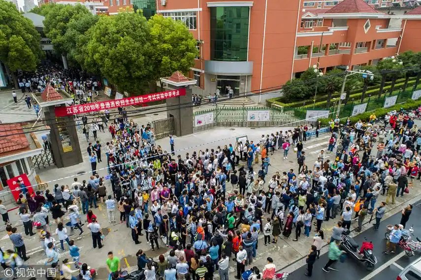2018江苏高考结束 考生轻松走出考场