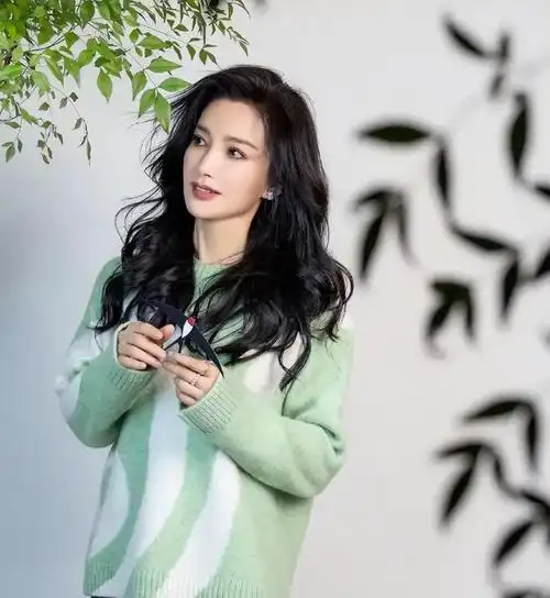 50岁李冰冰晒开工照身穿浅绿色毛衣清新淡雅美丽依旧