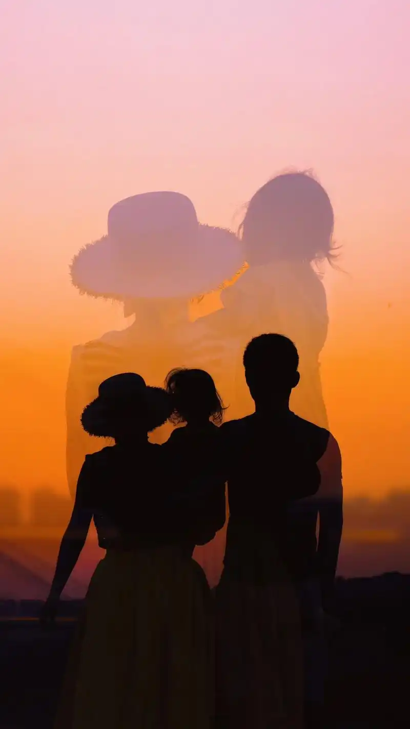 快来重庆看橘子海吧,一家三口画面太醉人啦.落日下的灯塔,屹立 - 抖音