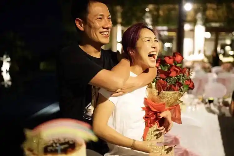 杨千嬅|48岁杨千嬅庆结婚12周年!与小5岁老公同框合影,夫妻恩爱温馨