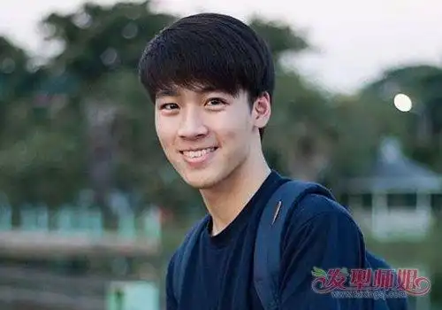 的头发做的短短的,发型设计也透着比较立体的层次感,男生泰式短发发型
