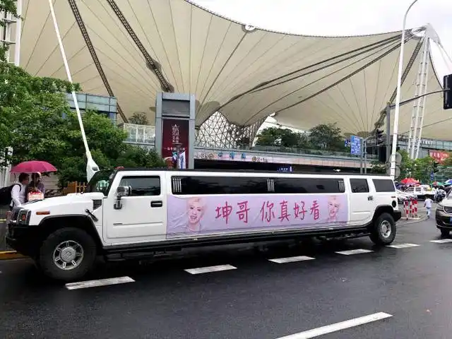 土豪粉丝为蔡徐坤深圳巡演应援,豪车车队似大型接亲现场