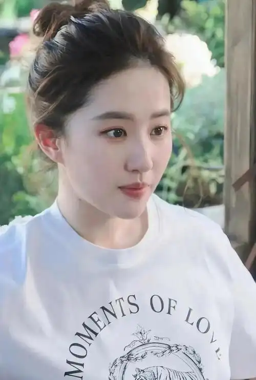 大美女刘亦菲,15岁赵灵儿灵动活泼,16岁的王语嫣楚楚动人,17岁的小