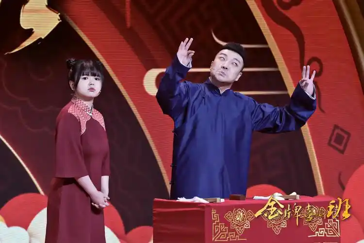 《金牌喜剧班》郭德纲带学员进剧场实践演出 班级大考创新相声引