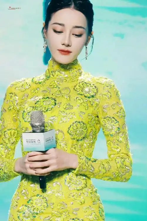 这件衣服被迪丽热巴完全hold住了,这个颜色这个剪裁哈哈哈,完美的露出