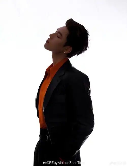 西装夹克  下装:黑色连腰绑带廓形感阔腿裤  #王子异##rebymaisonsans