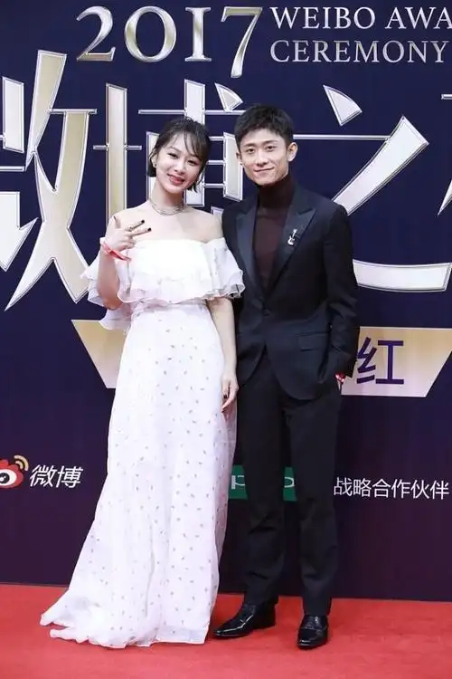 杨紫张一山同框挺带感,一字肩花裙温柔甜美,气质越来越好了