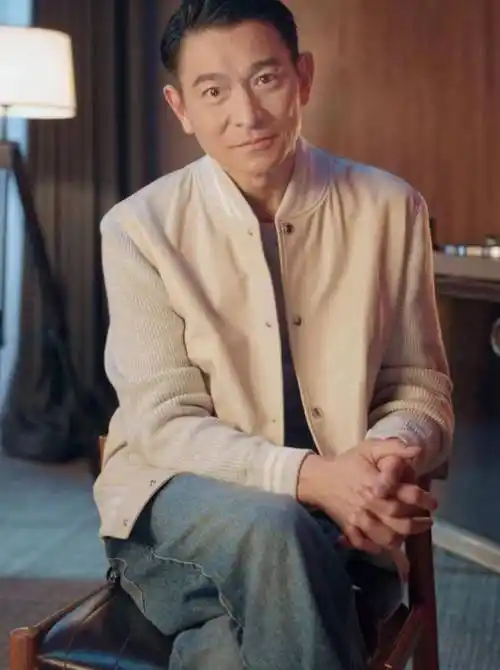 日常生活中,我们也鲜少看见刘德华秀奢侈品或是豪车等等,他一直秉持着