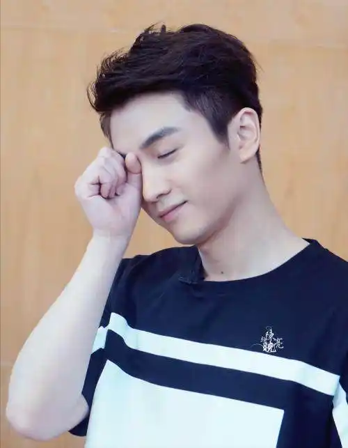 板寸的陈晓竟透露出一股文艺雅痞风,帅到想扑倒