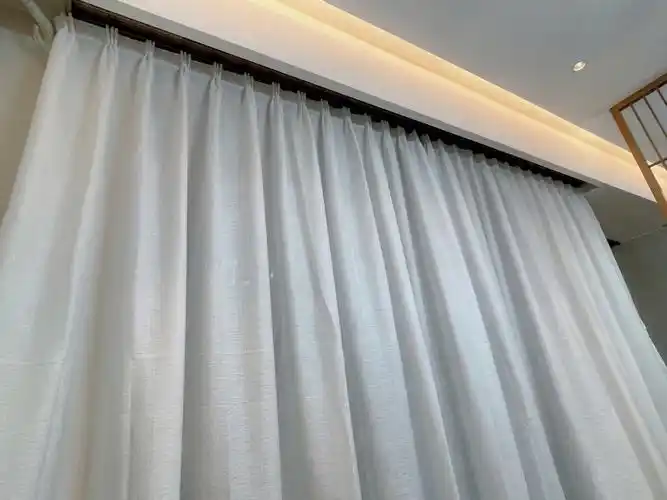 今天我们装上窗帘轨道啦～