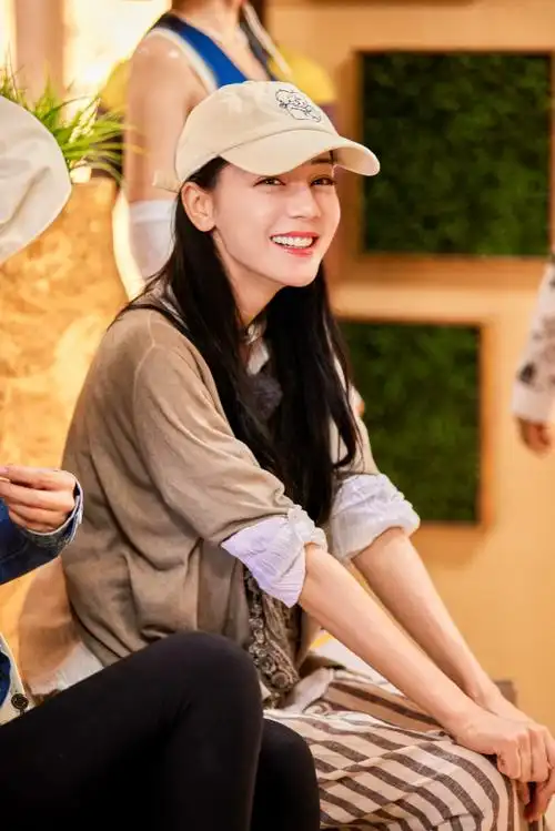 迪丽热巴超话#花儿与少年#攀上金色的岩壁,大步向前,从不缺乏挑战自己