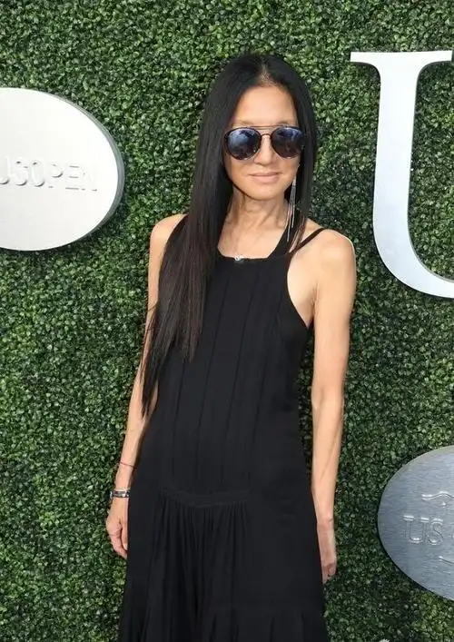 戴上了墨镜现身活动的王薇薇,造型依旧是尽显气场与