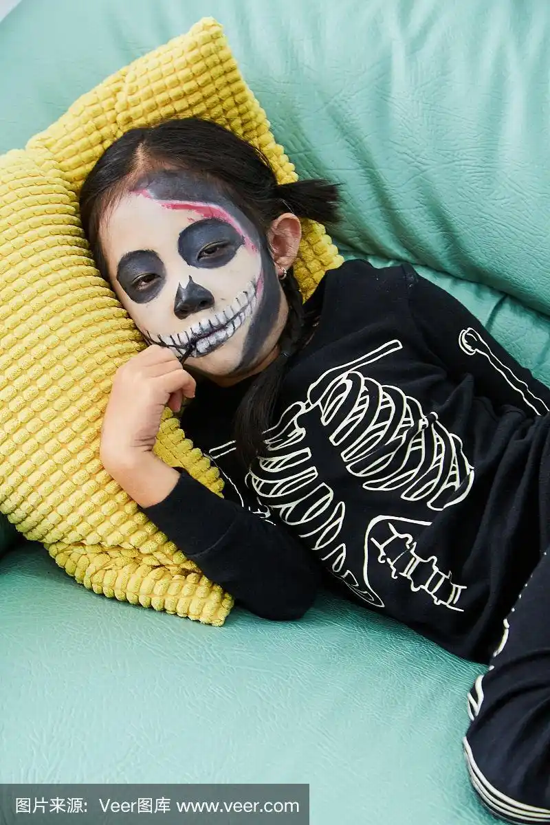 小女孩穿着万圣节僵尸装在家