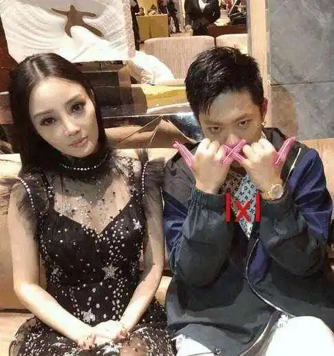 热点24小时当天从餐馆出来的是三个人,李小璐,pgone,和pgong助理,三