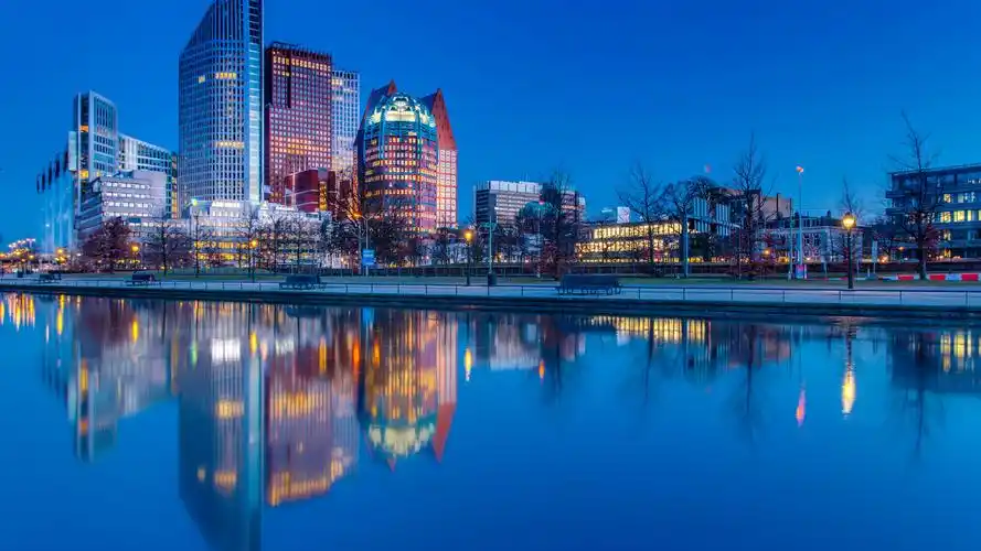海牙,荷兰,城市夜景,河流,水中倒影,灯光 3840x2160 uhd 4k 高清壁纸