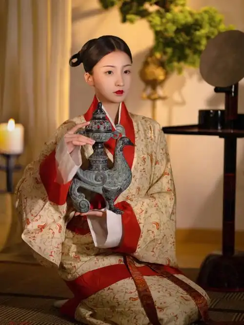 西汉复原造型长信宫灯女俑