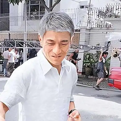 刘德华断崖式衰老满头白发啤酒肚明显网友泪目该退休了