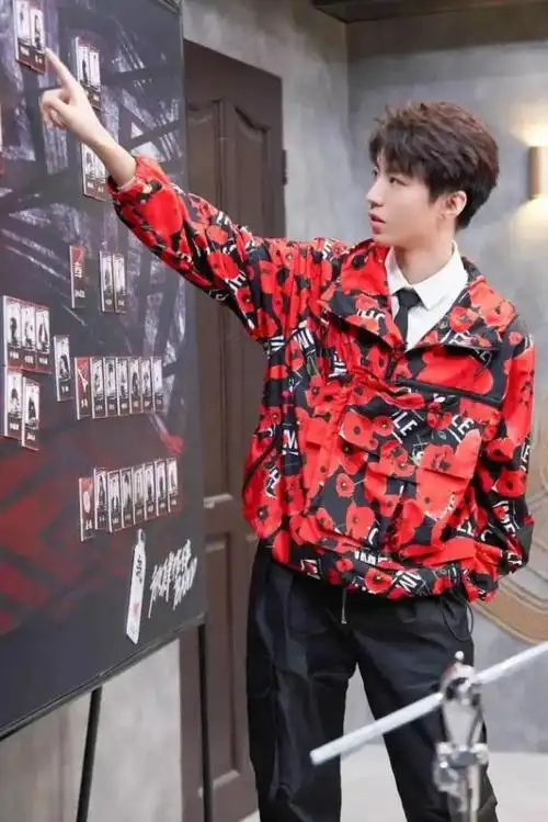 王俊凯穿白色衣服时露腹肌(王俊凯近照流出)(5)