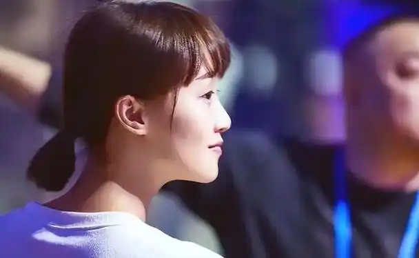 一看正脸是大美人,侧脸却一马平川,这7位女星美得很勉强