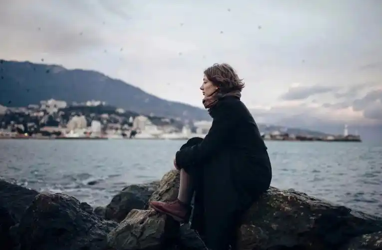 舞会上别人在狂欢,自己一个人在角落喝着闷酒,看窗外万家灯火,却不知