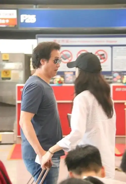 杨采钰身材真好!和老公出门穿着随意也很美