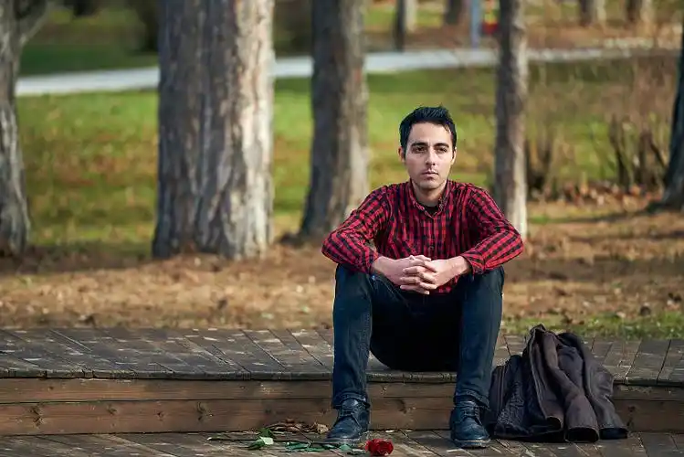 分手后的一个绝望的年轻人图片