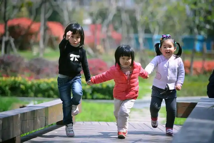 三个好朋友呀 一起手拉手呀