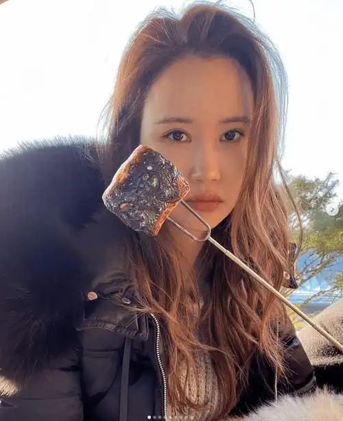 38岁李多海官宣与8年男友seven结婚,公开唯美婚纱照温馨浪漫,38岁