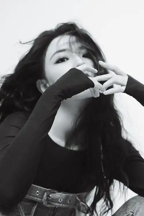 徐璐牛仔抹胸连体裤勾勒妩媚身段 长发慵懒化烟熏妆野性十足