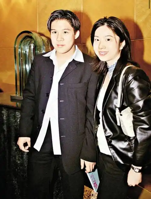 还记得霍启刚的儿子吗?隔代遗传了霍英东的长相?_霍中曦_朱玲玲_霍家