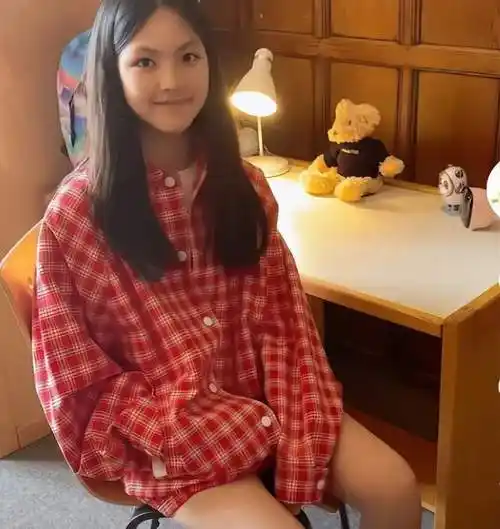 14岁王诗龄杂志大片曝光,李湘王岳伦合体护航,去英国后更洋气了_才华