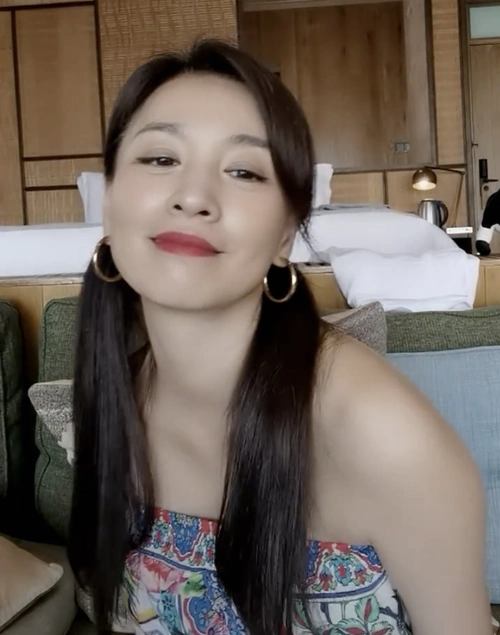 50岁张庭扎双马尾扮嫩穿抹胸小露香肩玩谐音梗