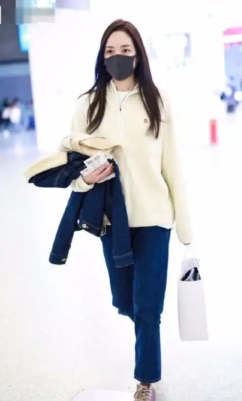 就像是这次赵嘉敏穿着一件简单的卫衣搭配牛仔裤,看着就是很舒服的一