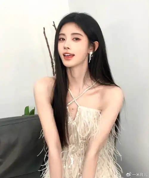 太可爱:白毛衣仙气十足, 鞠婧祎双手捧脸超可爱!